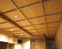 しなやかな竹が結ぶ空間を共有 : 竹竿縁天井